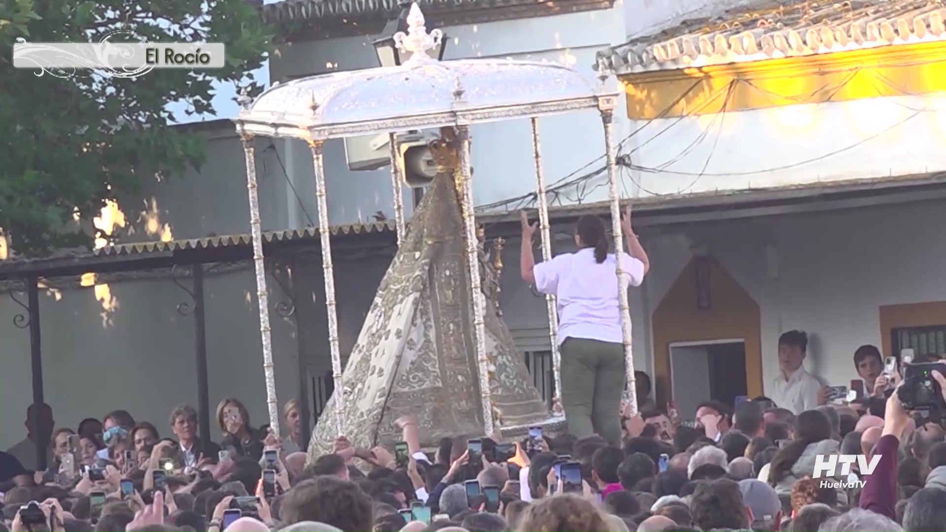 PROCESION DE LA VIRGEN DEL ROCÍO POR LA HERMANDAD DE EMIGRANTES Y